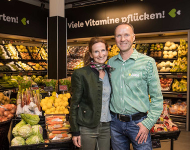 ADEG Vorderegger_Bild 01: Andreas und Christine Vorderegger in ihrem neuen ADEG Markt. Credits: ©REWE Großhandel GmbH/Neumayr/Leo