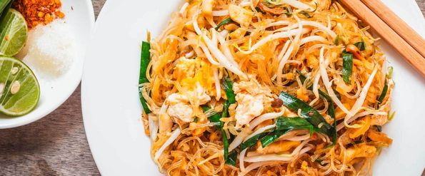 Veganes Pad Thai mit spiralisierten Gurken- Gemüsenudeln und Rettich