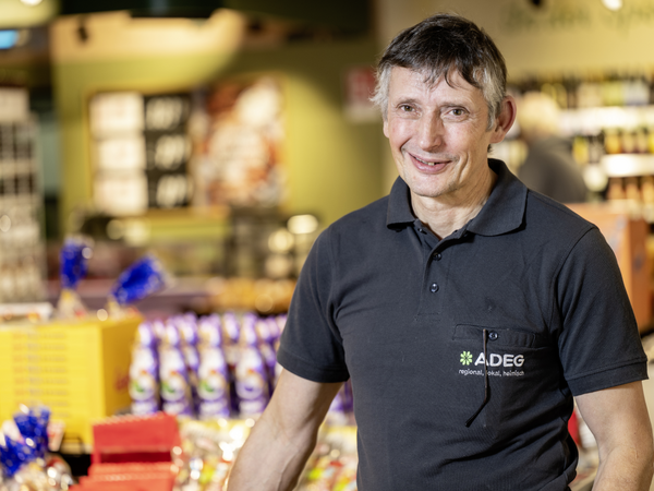 Adeg Kaufmann Angerer in seinem Markt