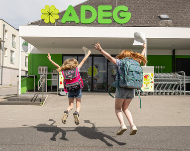 Wer am letzten Schultag mit seinem Zeugnis einen ADEG Markt besucht, kann ein Gratis-Eis abstauben. Bild 04 und