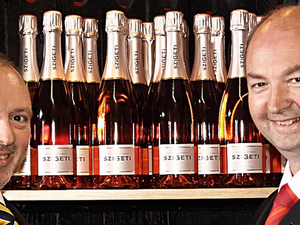 Die Gebrüder Szigeti stoßen mit einem Glas Rosé an.