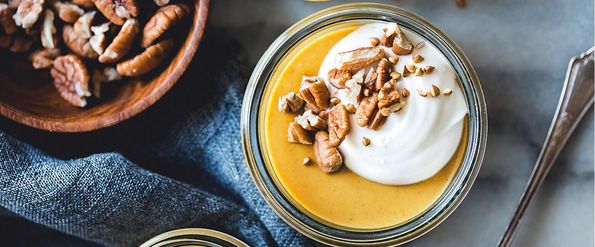 Cremiger Kürbis Butterscotch Pudding mit Mascarpone, Buchweizen und Pekannüssen