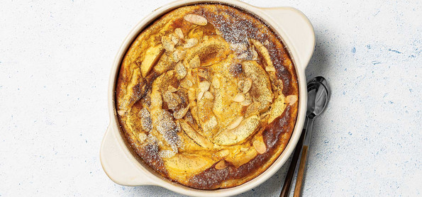 Topfenauflauf mit Äpfeln und Mandeln