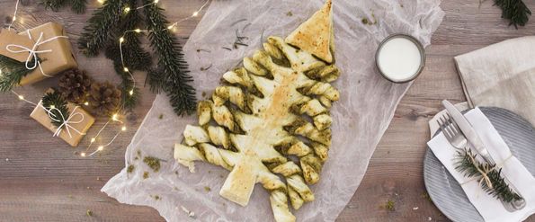 Tannenbaum aus Blätterteig mit grünem Pesto