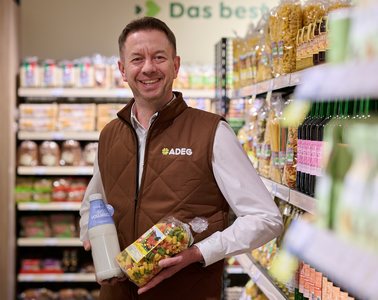 Bild 03: In den Regalen von ADEG Schröger finden sich Eier, Nudeln, Säfte, Milchprodukte, Kräuter, unterschiedliche Teesorten und vieles mehr aus lokaler Produktion.