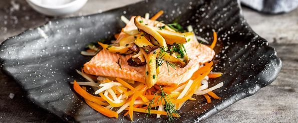 Gedämpfte Lachsforelle mit Kohlrabi-Karotten-Gemüse und gebratenen Kräuterseitlingen