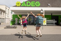 Bild 01: Wer am letzten Schultag mit seinem Zeugnis einen ADEG Markt besucht, kann ein Gratis-Eis abstauben.