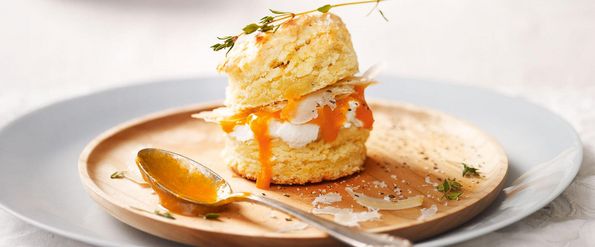 Schnelles Frühstücksbrot mit Safran-Marillenmarmelade und Käse