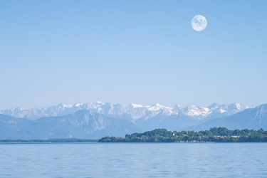 Mond über See und Berglandschaft