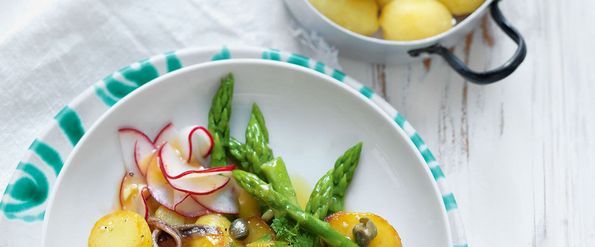 Warmer Erdäpfelsalat mit Sommergemüse & Sardellen