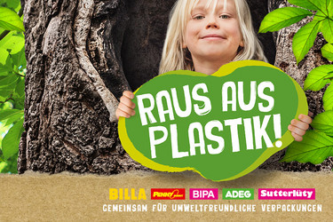 Ein Kind hält das Logo "Raus aus Plastik!". Gemeinsam für umweltfreundliche Verpackung 