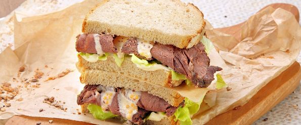 Fleisch-Sandwich mit Chilizwiebeln