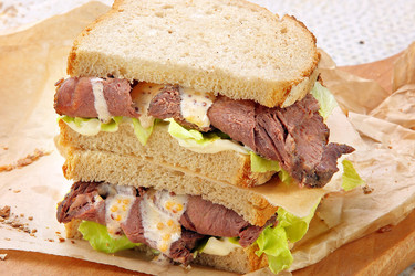 Fleisch-Sandwich mit Chilizwiebeln