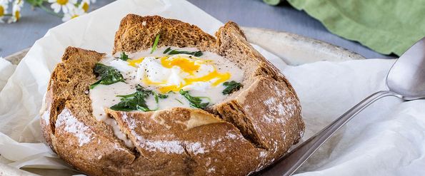 Brotsuppe mit pochiertem Ei