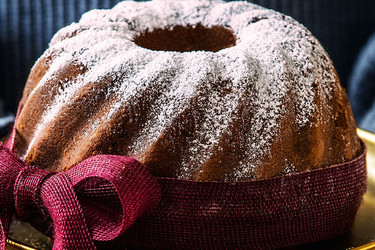 Glühwein-Gugelhupf mit Weinzwetschken