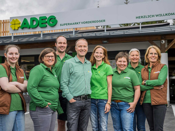 Bild 01: Das Team von ADEG Vorderegger gibt Vollgas für Königsleiten.