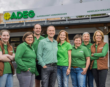 Bild 01: Das Team von ADEG Vorderegger gibt Vollgas für Königsleiten.