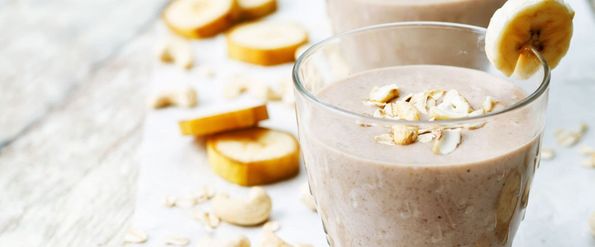 Warmer Schoko-Cashew-Smoothie mit geröstetem Kokos