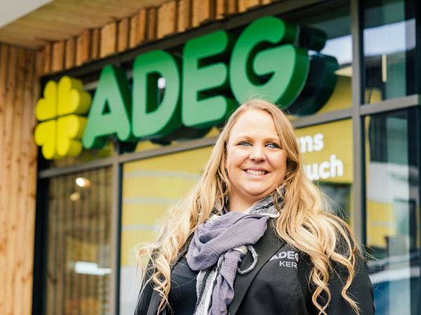 ADEG Kauffrau Daniela Kern vor ihrem ADEG Markt in Krummnussbaum
