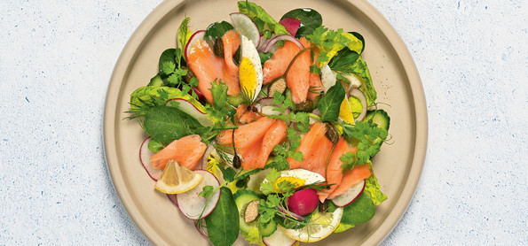 Räucherlachs-Ei-Salat mit Honig-Senf-Vinaigrette