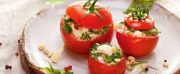Gefüllte Tomaten mit Blattspinat und Feta