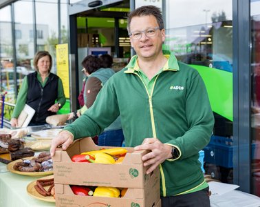 Bild 01: ADEG Kaufmann Florian Ebner aus Ostermiething im Bezirk Braunau. Credits: REWE Großhandel GmbH_David Reischl