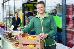 Bild 01: ADEG Kaufmann Florian Ebner aus Ostermiething im Bezirk Braunau. Credits: REWE Großhandel GmbH_David Reischl