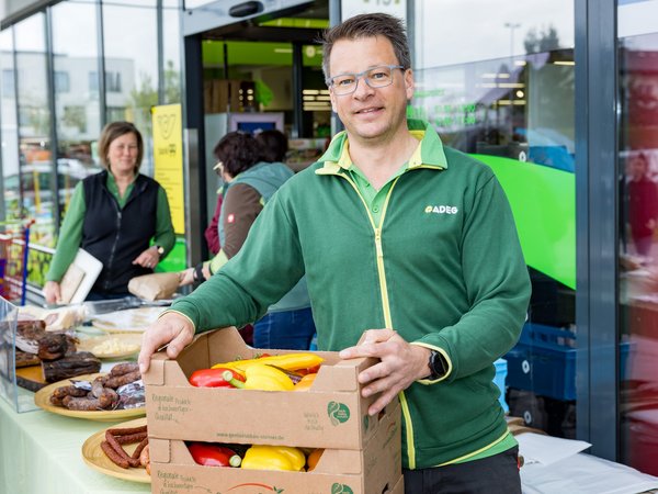 Bild 01: ADEG Kaufmann Florian Ebner aus Ostermiething im Bezirk Braunau. Credits: REWE Großhandel GmbH_David Reischl