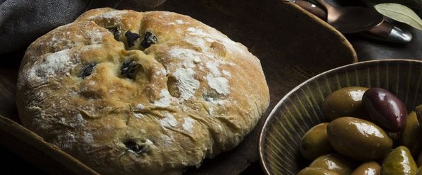 Gefülltes Brot mit Kräutern und Oliven