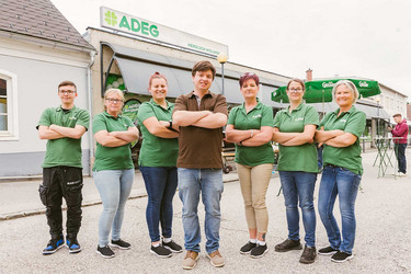 ADEG Benjamin_Bild 03: ADEG Kaufmann Benjamin Günter setzt auf lokale Produkte.