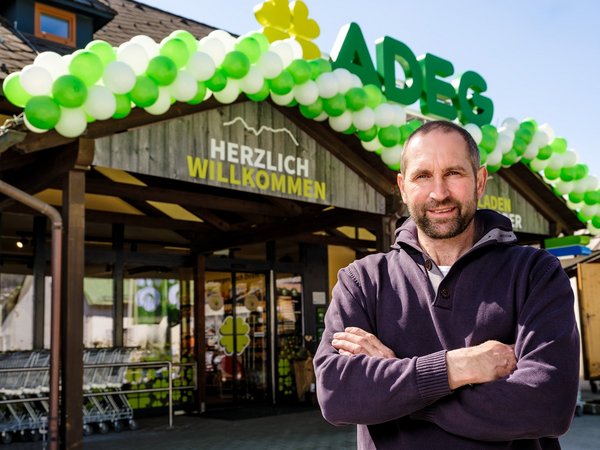 Bild 01: Günther Pernkopf, Obmann des Vereins „Pro Vorderstoder“, vor dem neuen Bergladen ADEG Vorderstoder.