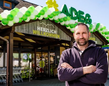 Bild 01: Günther Pernkopf, Obmann des Vereins „Pro Vorderstoder“, vor dem neuen Bergladen ADEG Vorderstoder.