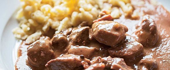 Hirschragout mit Spätzle und Rotkraut