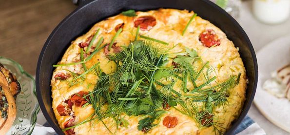 Frühlingskräuter-Frittata mit Kirschtomaten