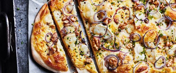 Knuspriger Flammkuchen mit Ziegenkäse, schwarzem Pfeffer und Honig