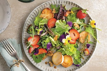 Sommersalat mit karamellisiertem  Ziegenkäse, Erdbeeren & Blüten