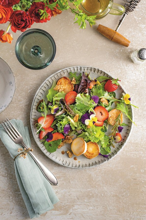 Sommersalat mit karamellisiertem Ziegenkäse, Erdbeeren & Blüten