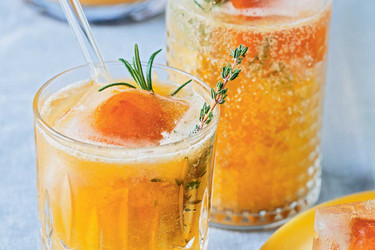 Erfrischende Marillen-Kräuterlimonade
