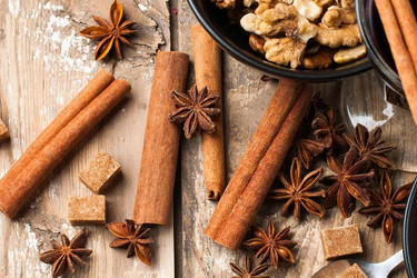 weihnachtliche Gewürze auf einem Holzbrett