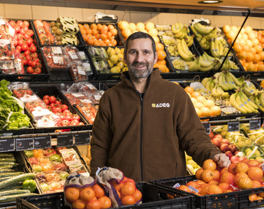 Adeg Kaufmann Wolf in seinem Markt