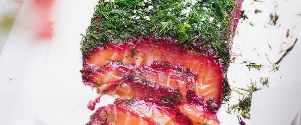 Lachs gebeizt mit roter Rübe