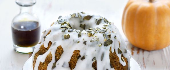 Kürbiskernöl-Gugelhupf mit weißer Zuckerglasur