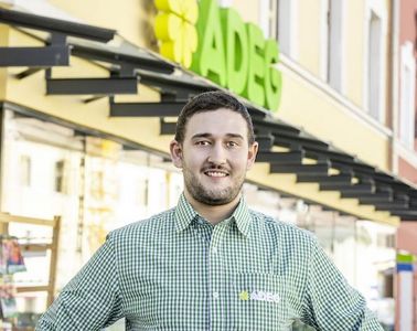 ADEG Kaufmann Huber vor seinem ADEG Markt in Gmünd