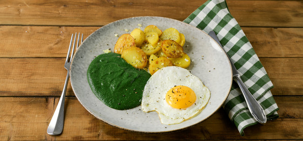 Cremespinat mit Kartoffeln und Spiegelei