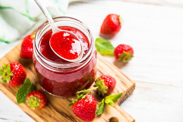 Erdbeermarmelade-im-Glas-mit-frischen-Beeren