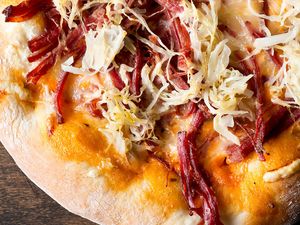 Sauerkraut Pizza mit Selchfleisch