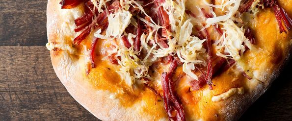 Sauerkraut Pizza mit Selchfleisch