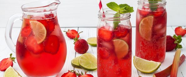 Detoxwasser mit Rhabarber, Birne, Erdbeeren & Minze