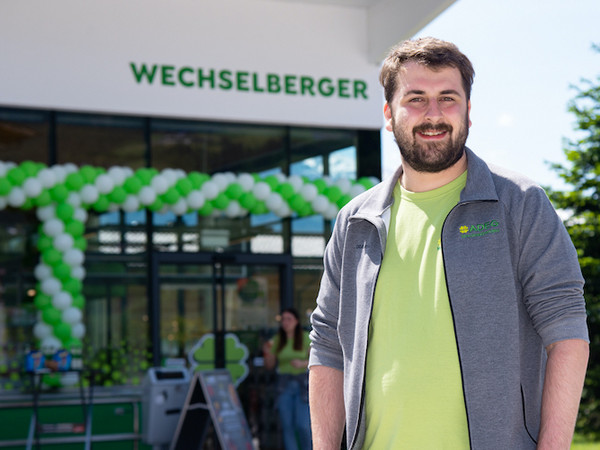 ADEG Kaufmann Patrick Wechselberger vor seinem ADEG Markt in der Gemeinde Stumm