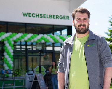 ADEG Kaufmann Patrick Wechselberger vor seinem ADEG Markt in der Gemeinde Stumm